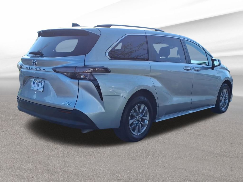 Used 2024 Toyota Sienna XLE FWD image 6