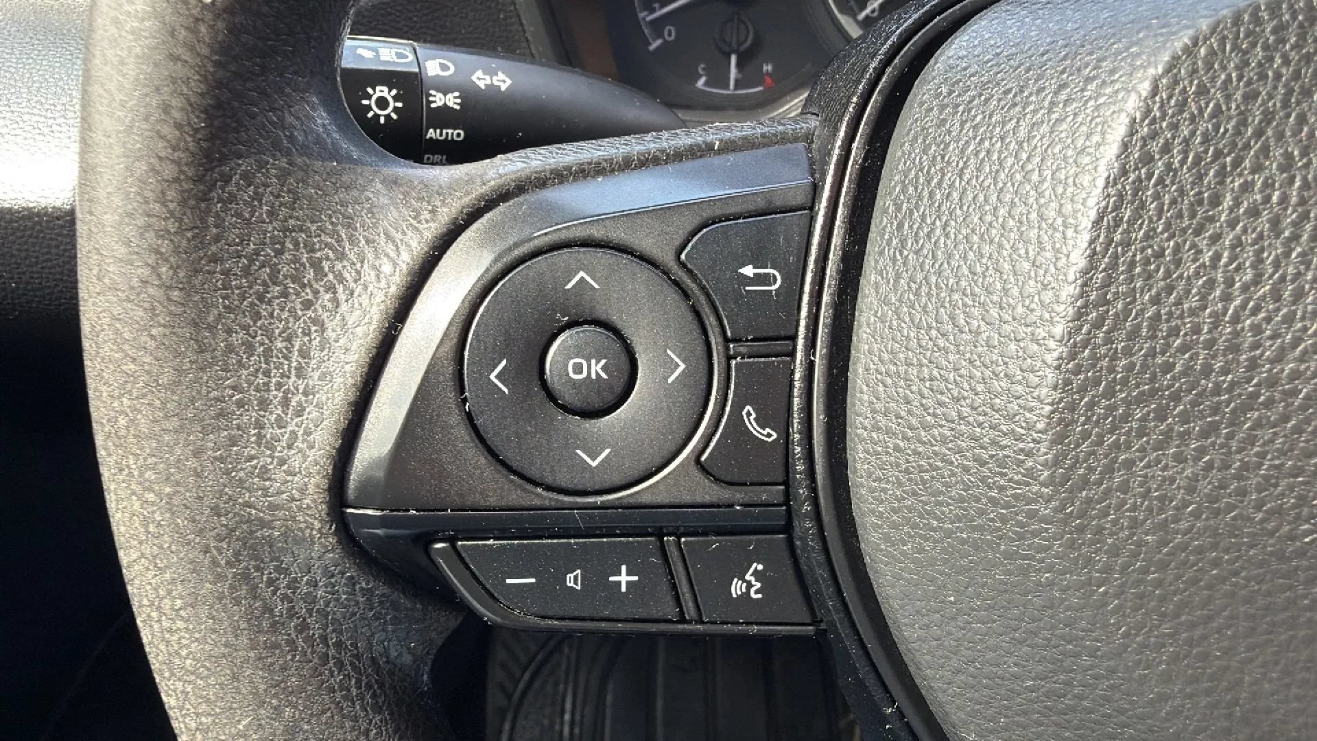 Used 2020 Toyota Corolla LE FWD image 12