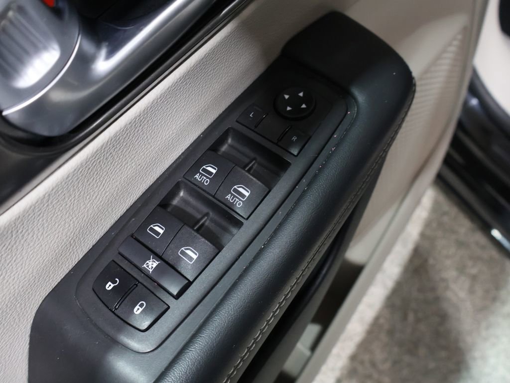 Certified 2024 Chrysler Pacifica Touring-L image 16