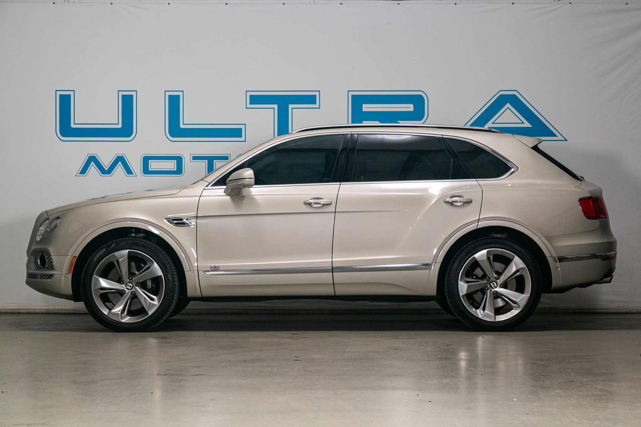 Used 2017 Bentley Bentayga image 3