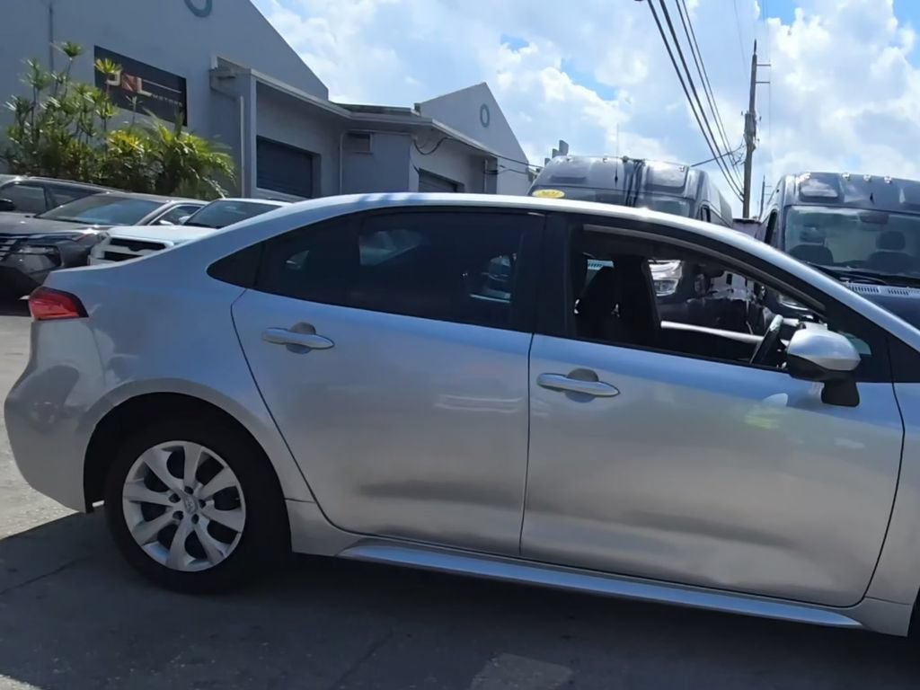 Used 2021 Toyota Corolla LE FWD image 4