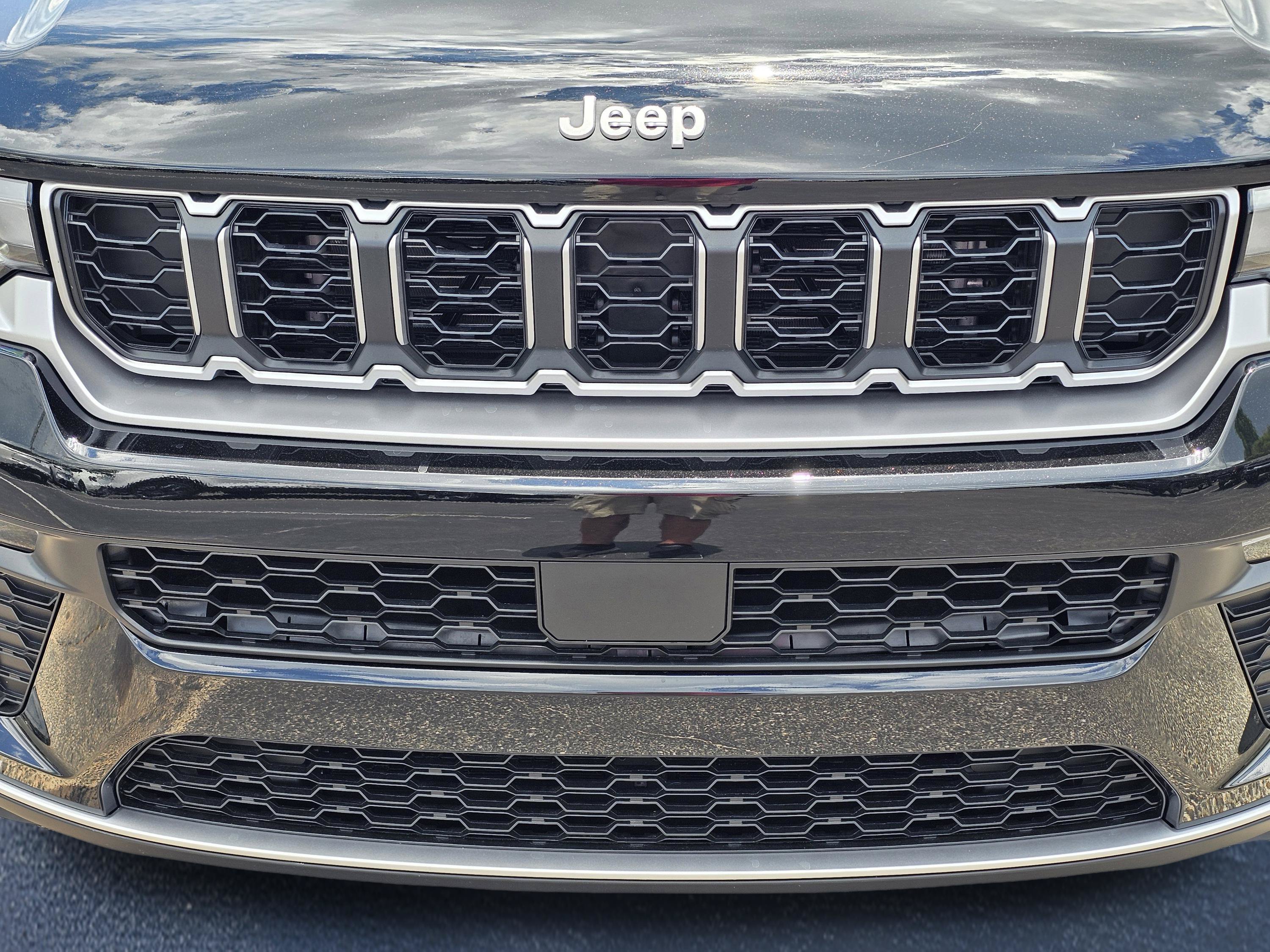New 2026 Jeep Grand Cherokee Limited RWD image 3
