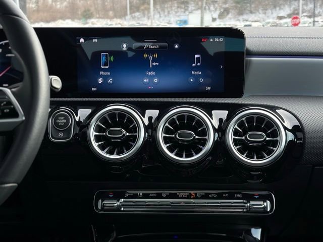 Used 2025 Mercedes-Benz CLA 250 4MATIC image 31