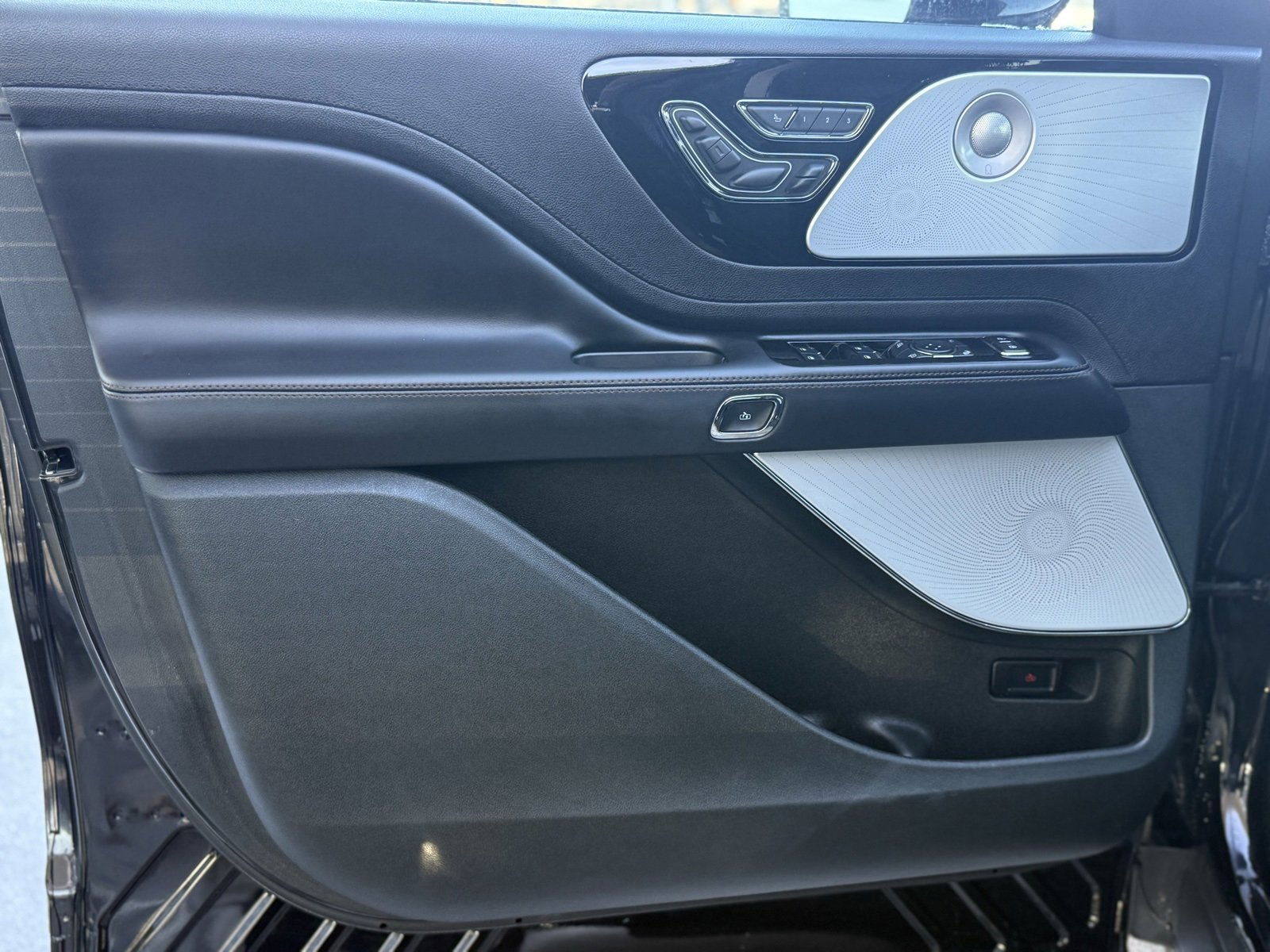 Used 2023 Lincoln Aviator Reserve w/ Equipment Group 201A image 11