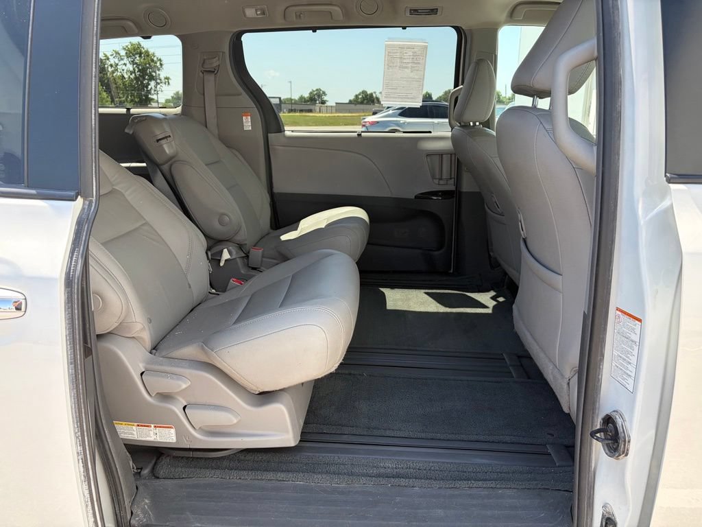 Used 2018 Toyota Sienna XLE w/ Carpet Mat Package FWD image 22