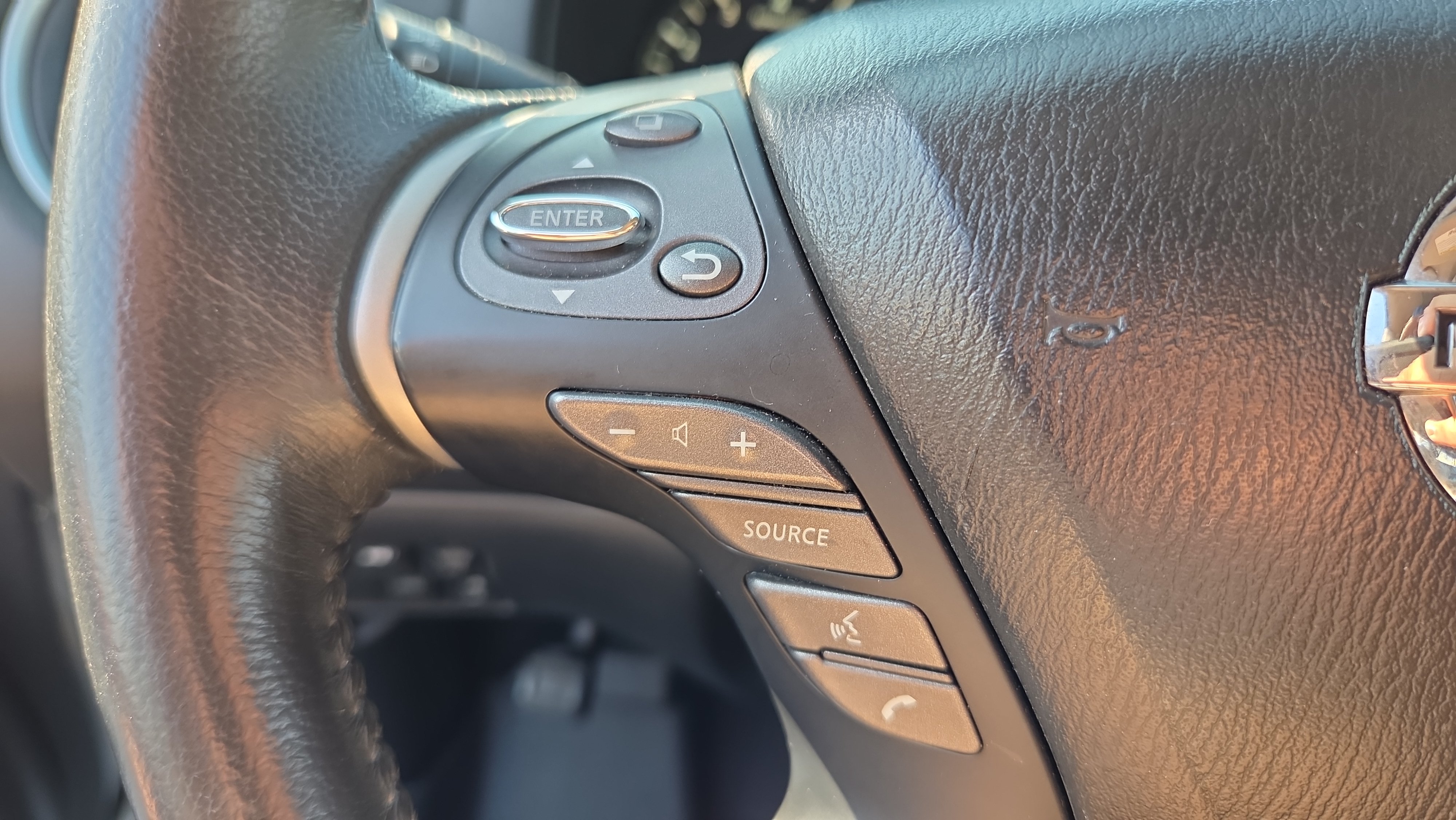 Used 2017 Nissan Pathfinder Platinum FWD image 24
