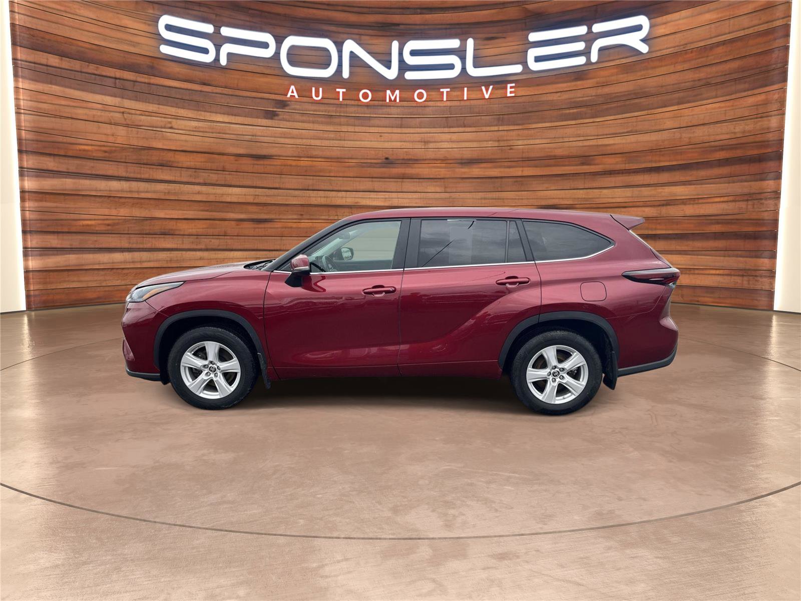 Used 2024 Toyota Highlander LE image 2