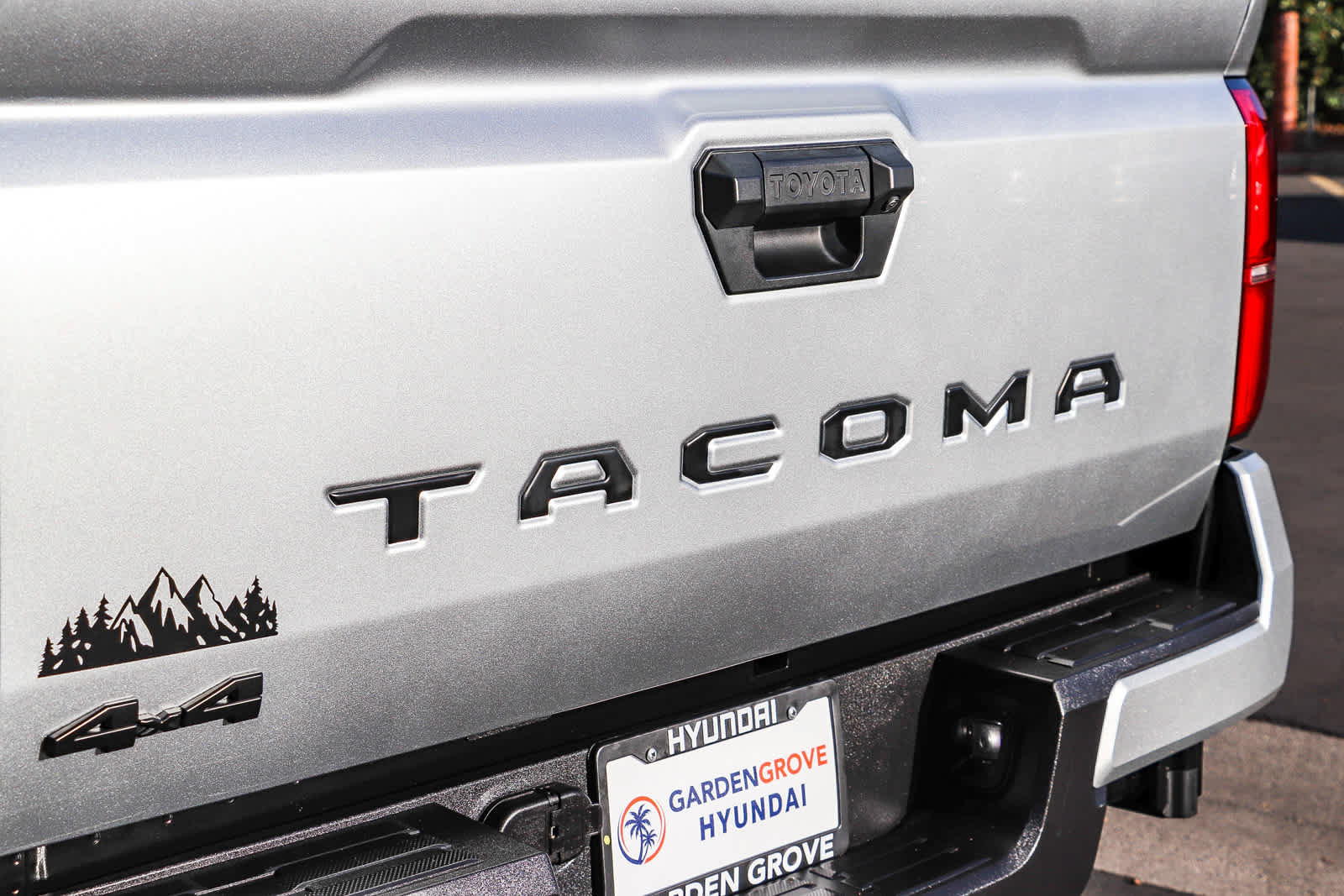 Used 2025 Toyota Tacoma SR5 AWD/4WD image 10