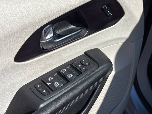 Used 2020 Chrysler Pacifica Limited FWD image 13