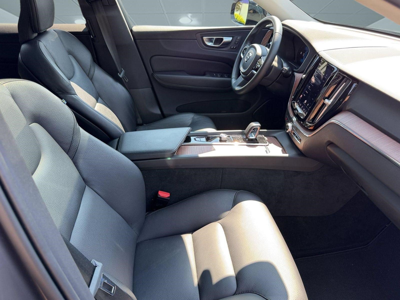 Certified 2024 Volvo XC60 B5 Plus w/ Protection Package Premier AWD/4WD image 26