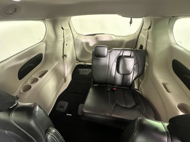 Used 2024 Chrysler Pacifica Touring-L FWD image 18