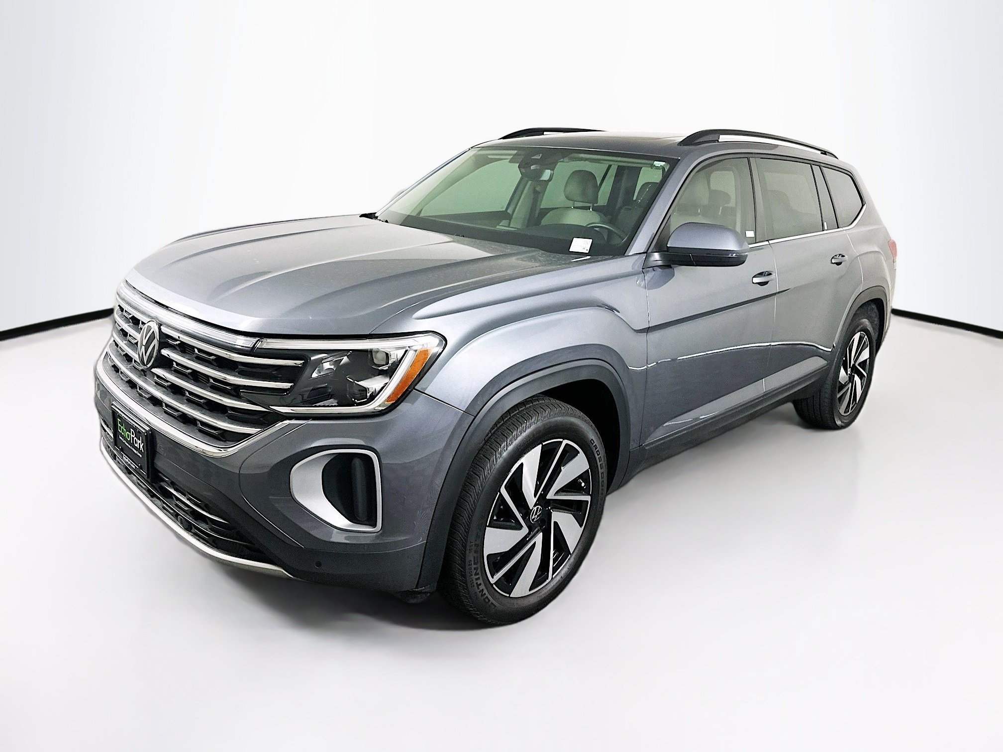 Used 2024 Volkswagen Atlas SE w/ Panoramic Sunroof Package FWD image 3
