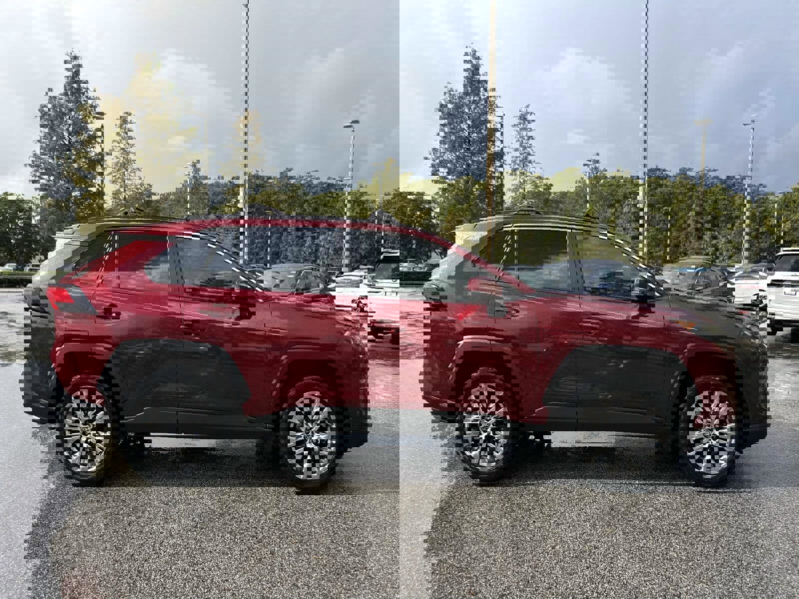 Used 2021 Toyota RAV4 XLE Premium image 2