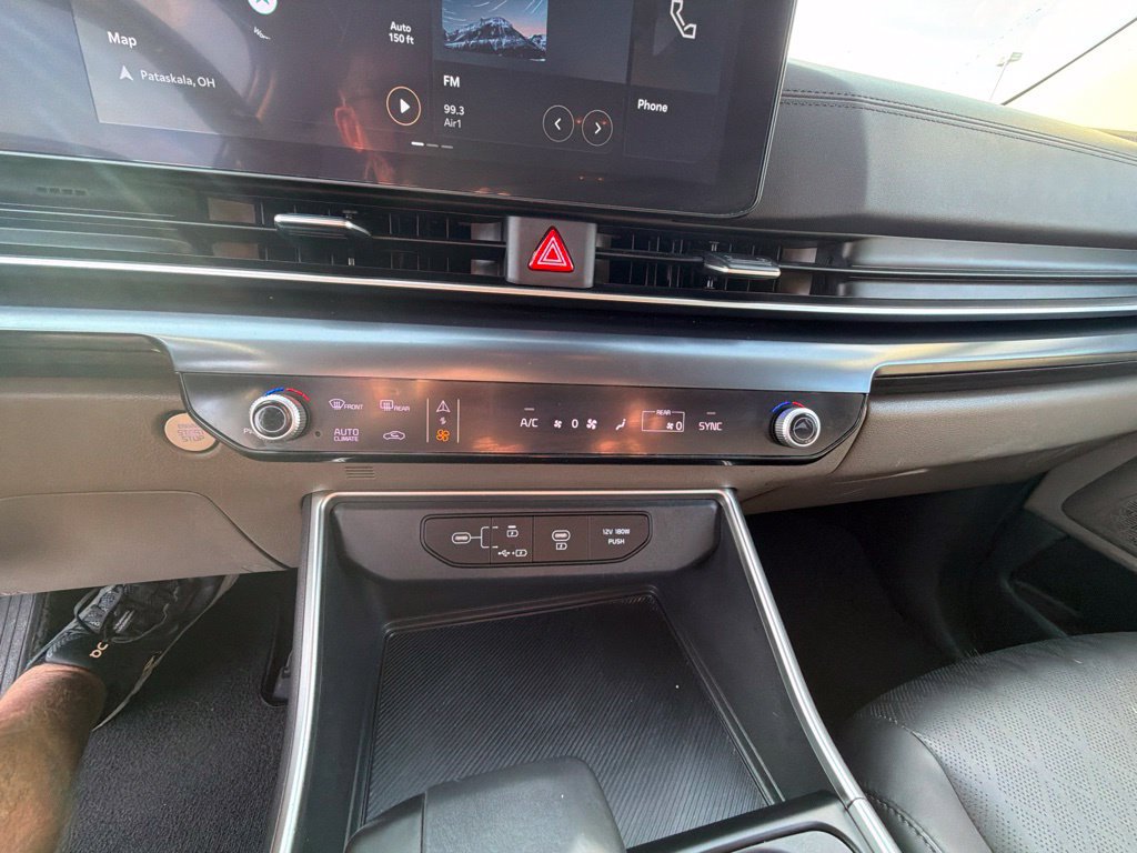 Used 2025 Kia Carnival FWD image 31