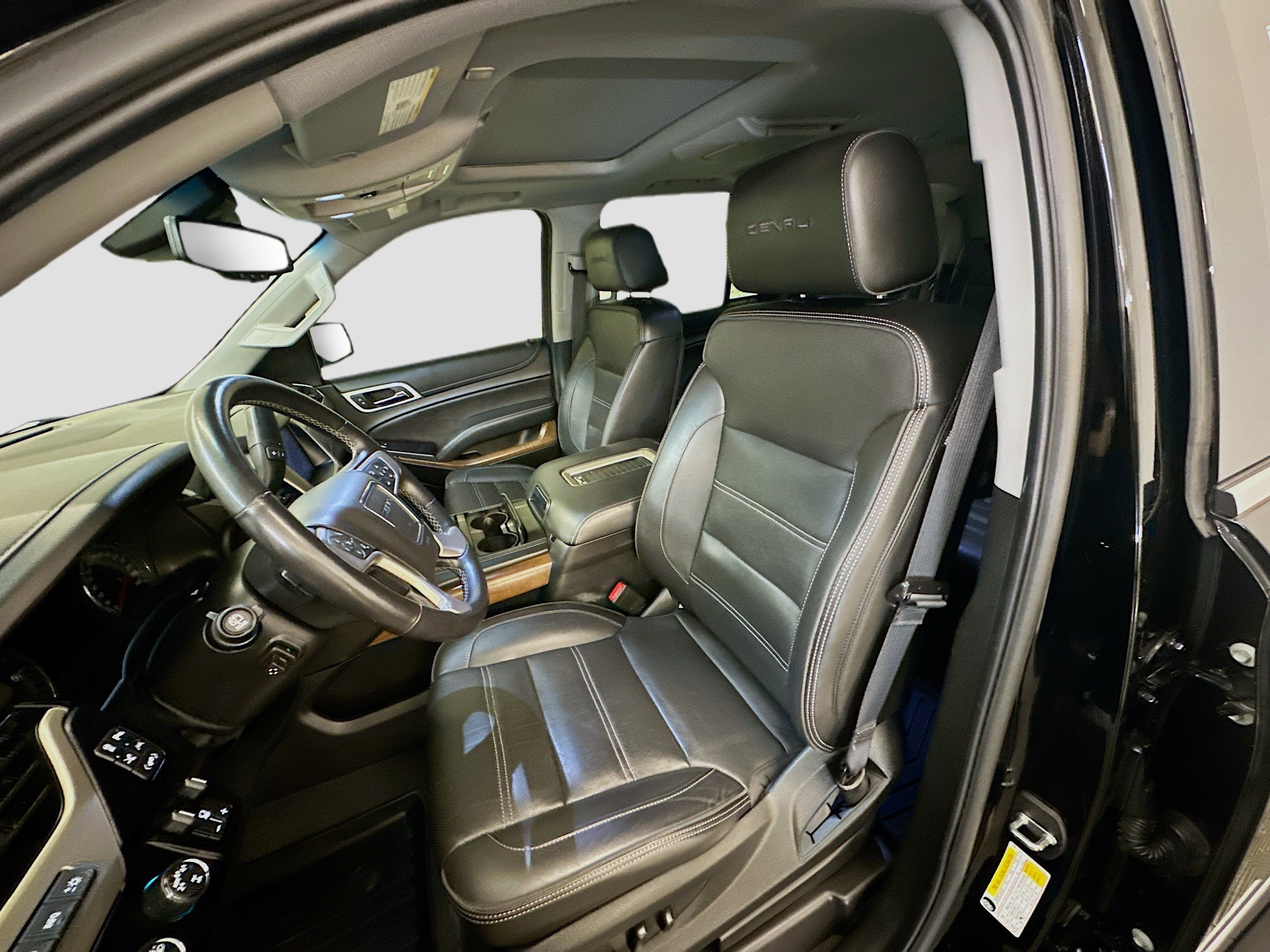 Used 2020 GMC Yukon Denali w/ Denali Premium Package image 13