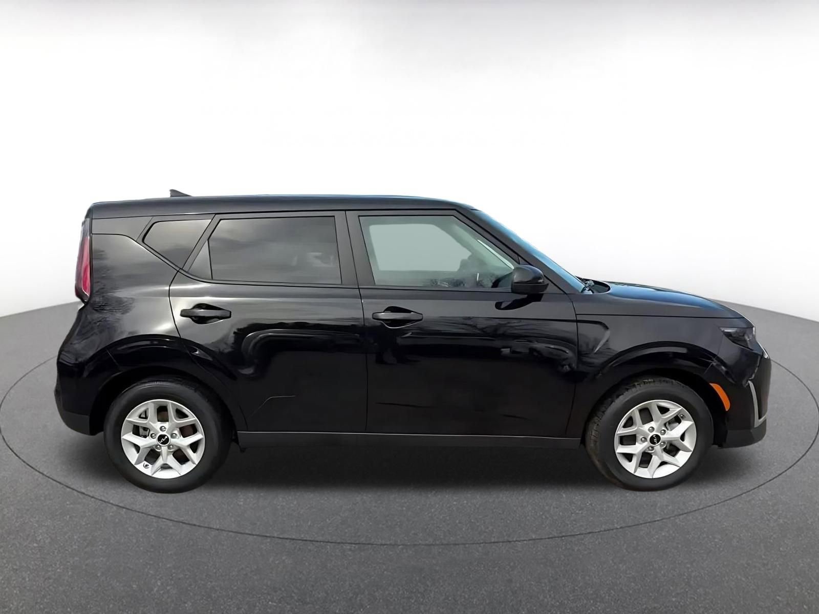 Used 2025 Kia Soul LX w/ LX Technology Package FWD image 16