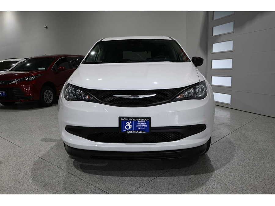 Used 2024 Chrysler Voyager LX FWD image 4