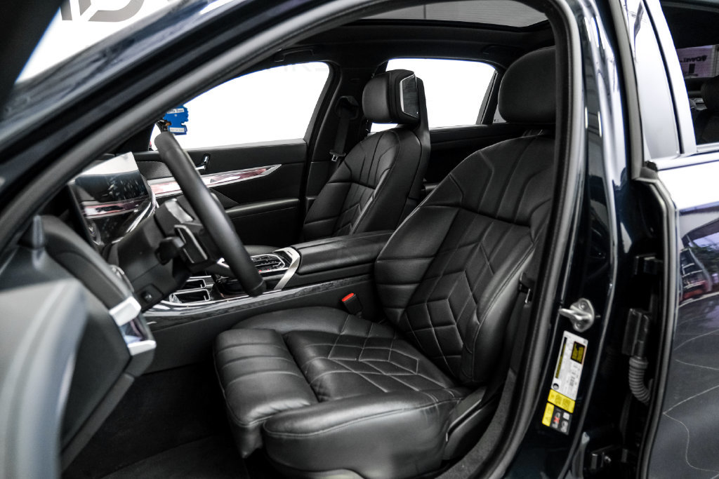 Used 2024 BMW i7 xDrive60 AWD/4WD image 29