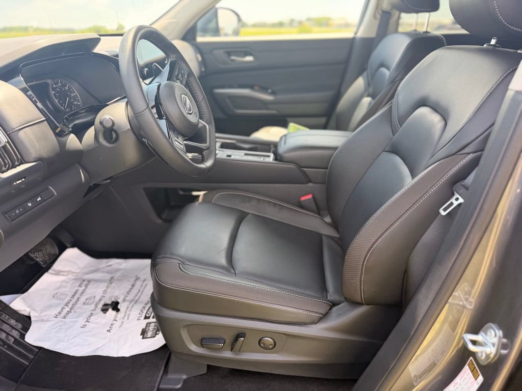 Certified 2025 Nissan Pathfinder SL w/ SL Premium Package FWD image 9