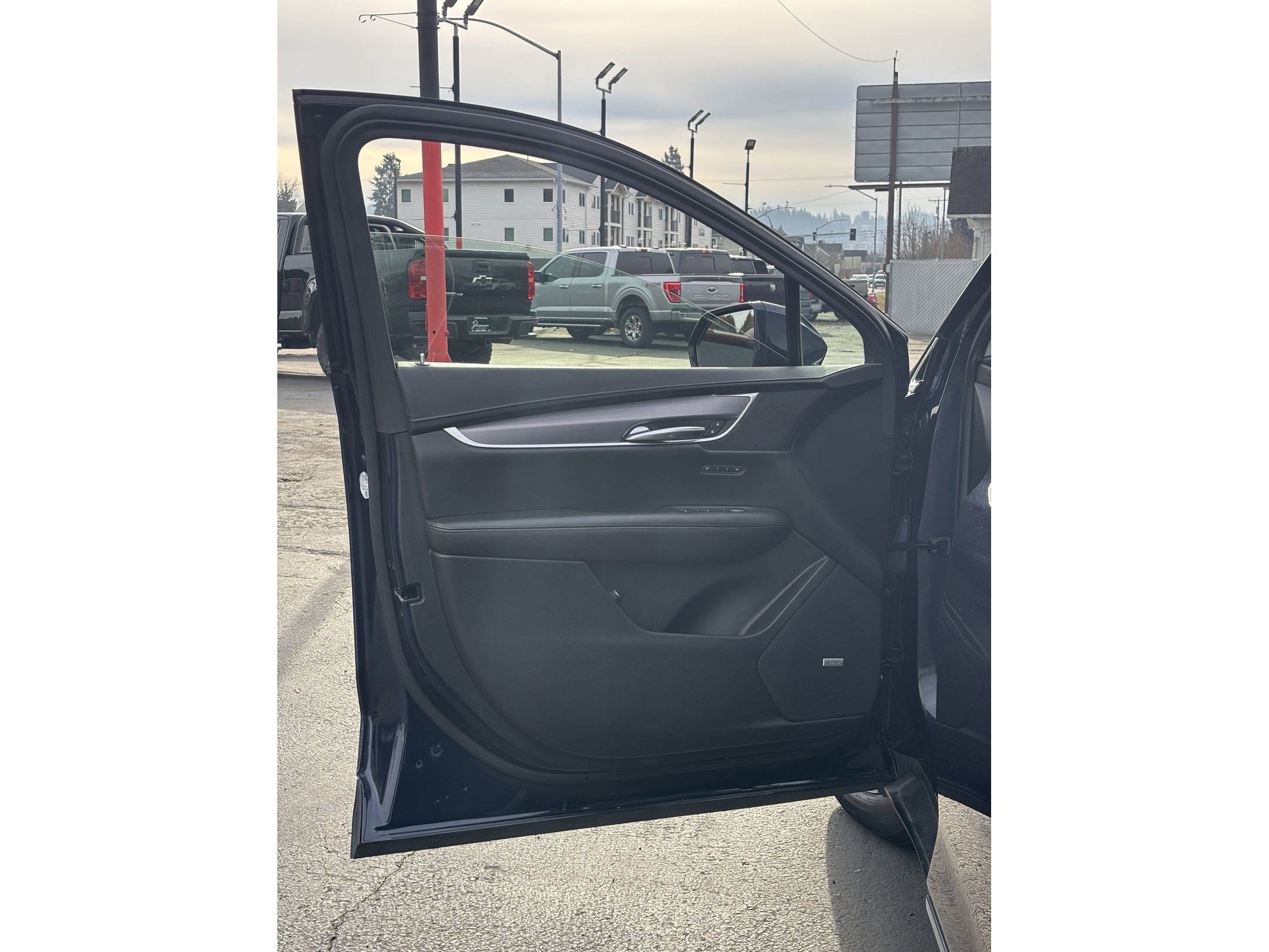 Used 2017 Cadillac XT5 Luxury w/ Driver Awareness Package image 22