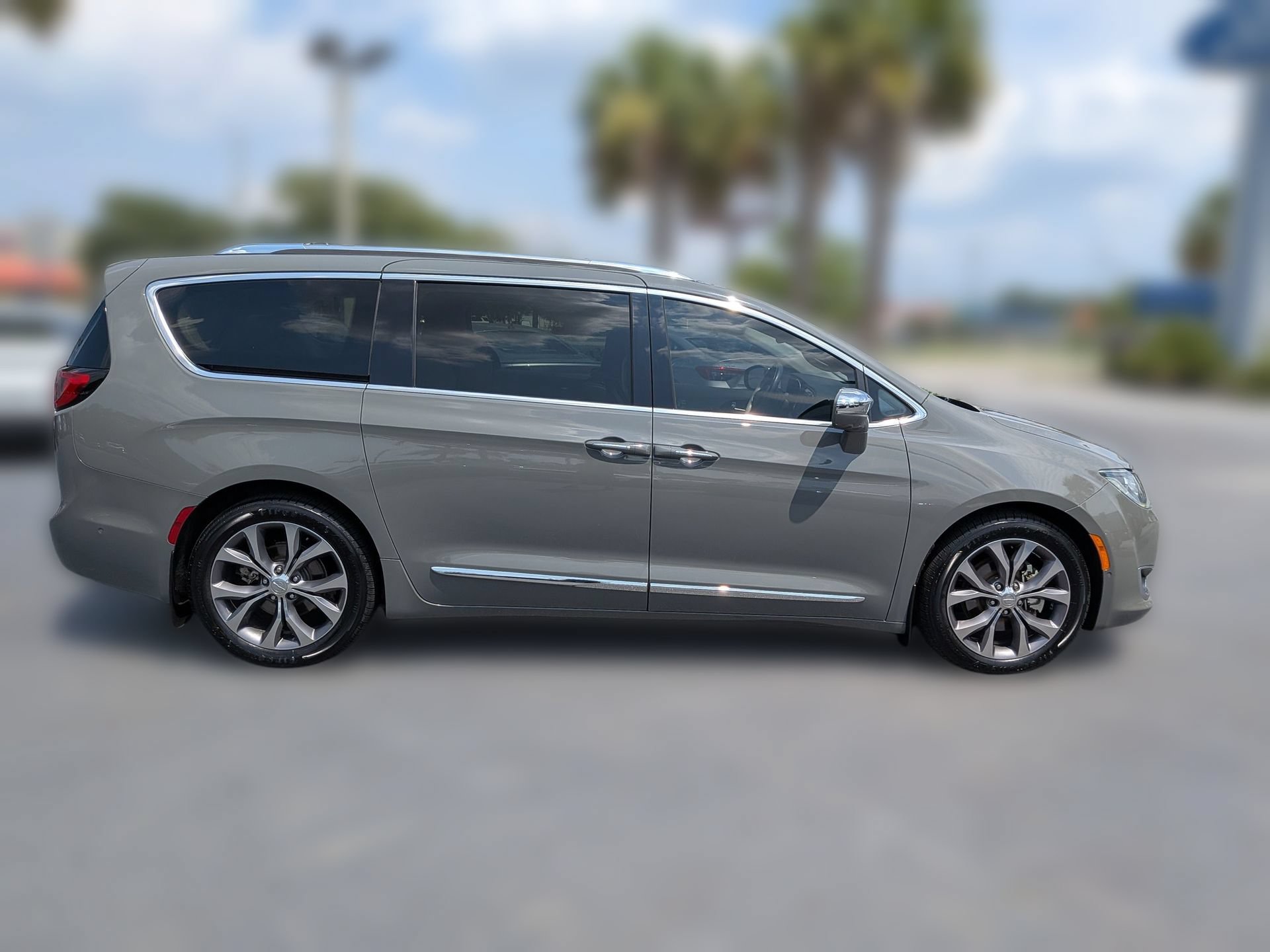 Used 2020 Chrysler Pacifica Limited w/ Tire & Wheel Group FWD image 3