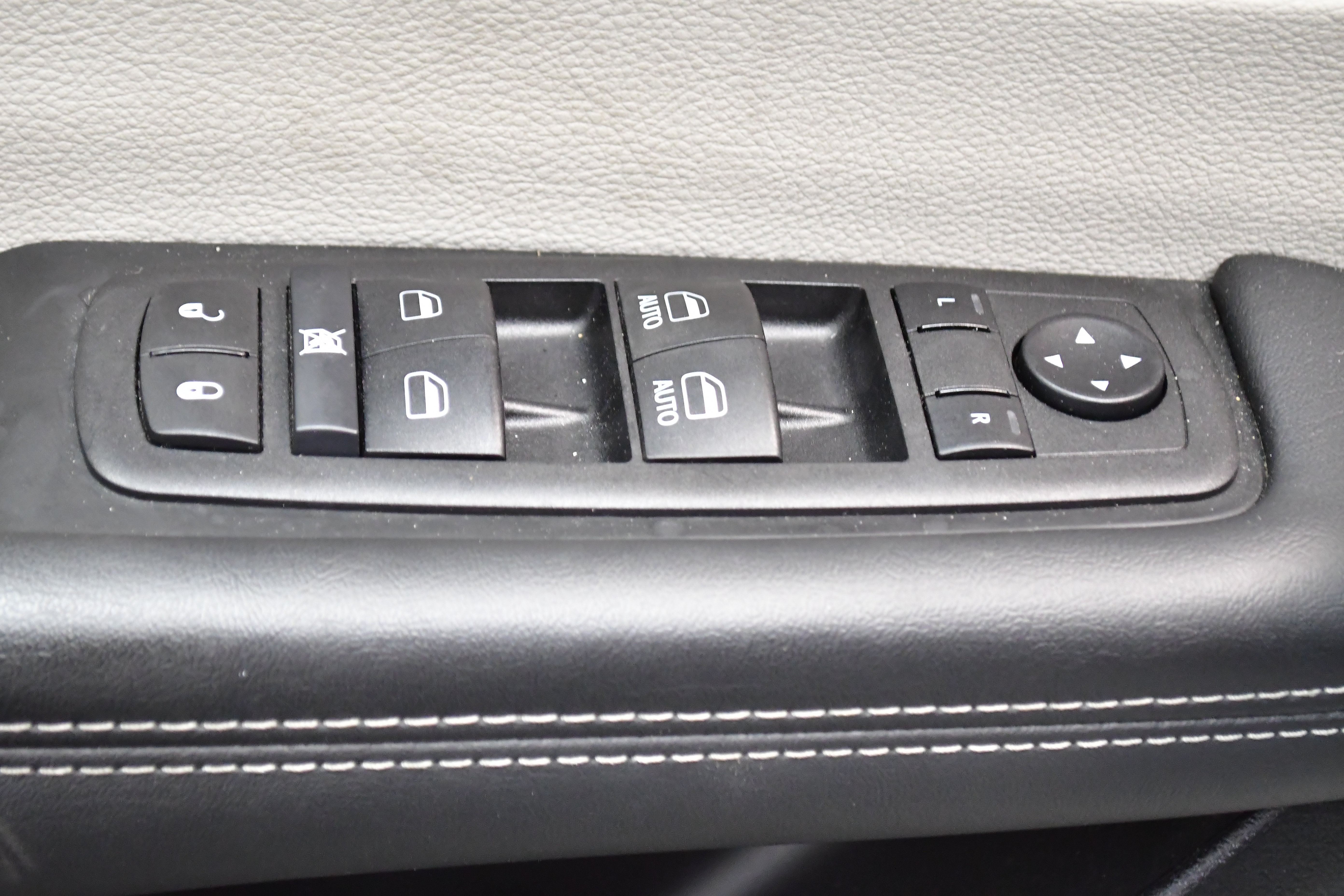 Used 2024 Chrysler Pacifica Touring-L FWD image 19