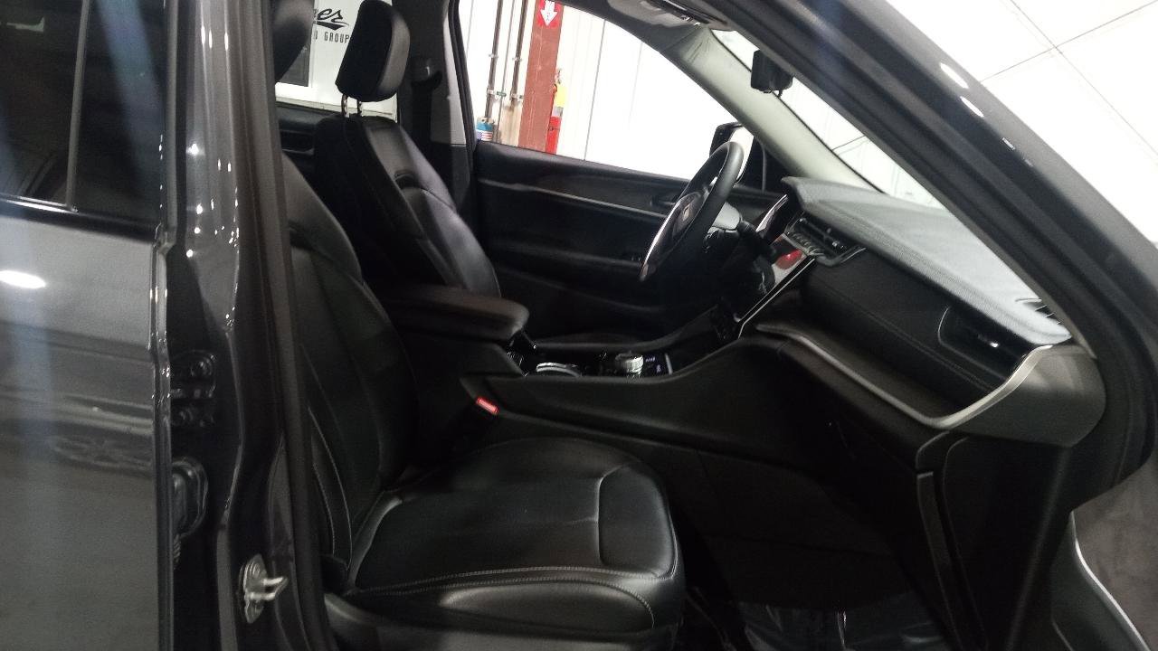 Used 2023 Jeep Grand Cherokee Limited w/ Luxury Tech Group II image 3