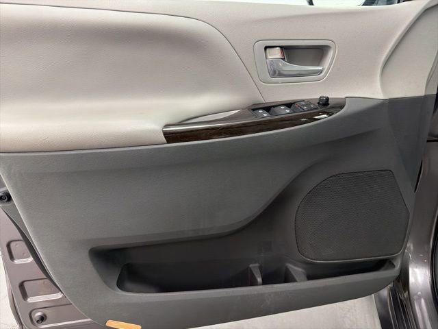Used 2015 Toyota Sienna XLE w/ XLE Navigation Package image 27