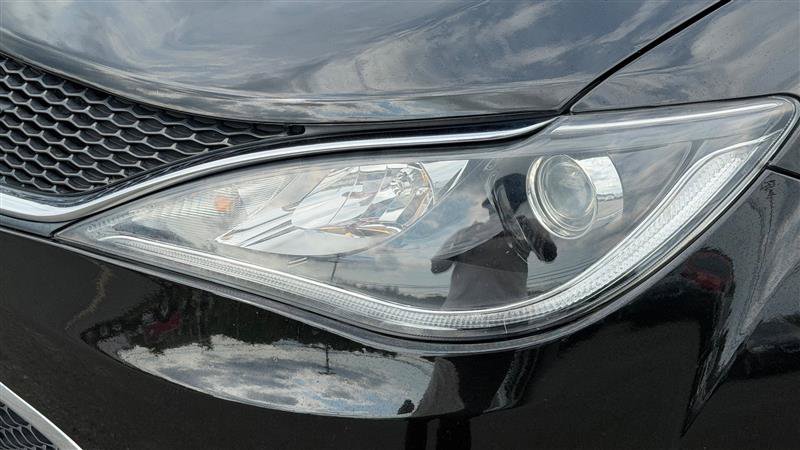 Used 2018 Chrysler Pacifica Touring-L FWD image 12