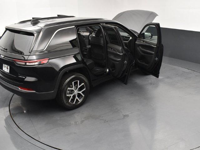 Used 2025 Jeep Grand Cherokee Limited w/ Trailer Tow Package AWD/4WD image 29