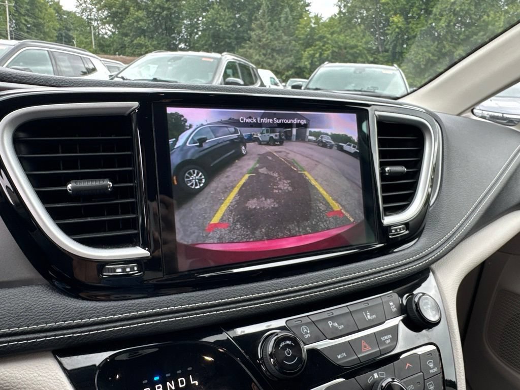 Used 2023 Chrysler Pacifica Touring-L FWD image 16