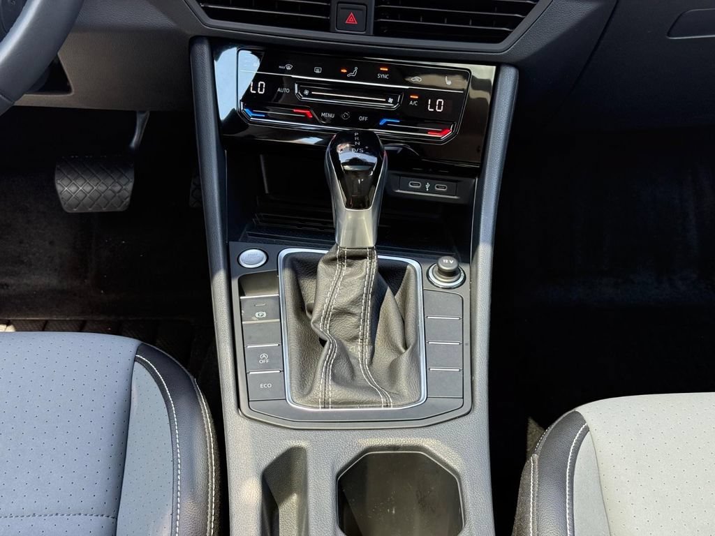 Used 2025 Volkswagen Jetta SE FWD image 13