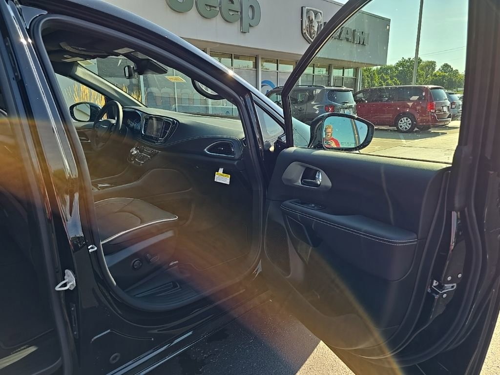 New 2026 Chrysler Pacifica Limited w/ S Appearance Package image 18