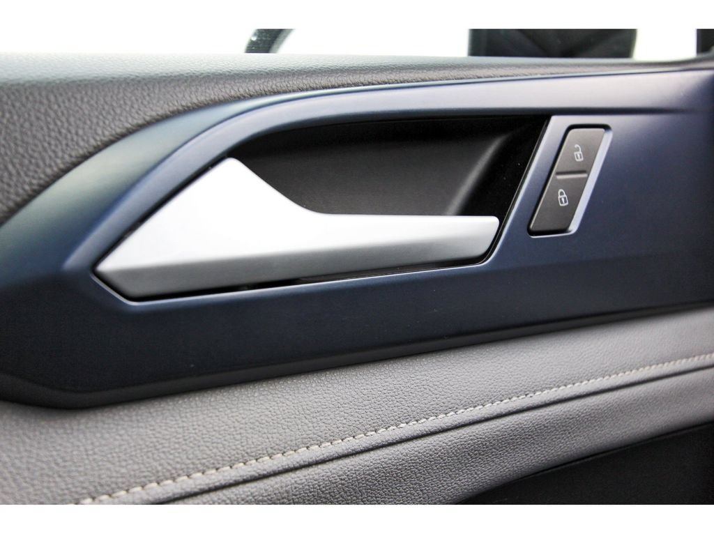 Used 2024 Volkswagen Taos SE w/ Panoramic Sunroof Package FWD image 21