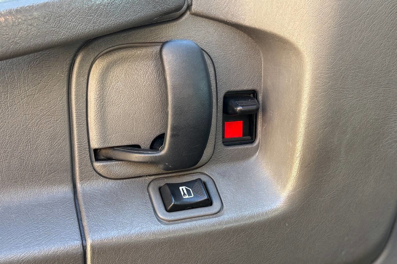 Used 2017 Chevrolet Express 2500 image 21