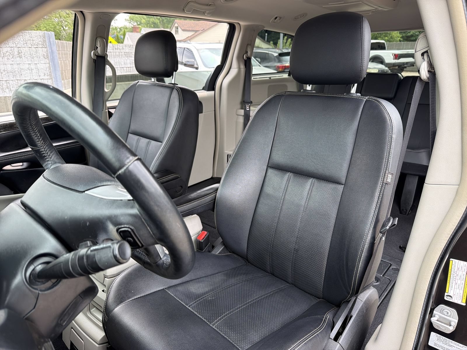 Used 2016 Chrysler Town & Country Touring-L w/ Driver Convenience Group FWD image 18