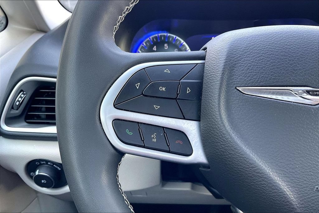 Used 2023 Chrysler Pacifica Touring-L FWD image 18