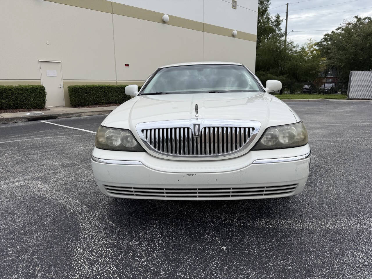 Used 2006 Lincoln Town Car Signature RWD image 3