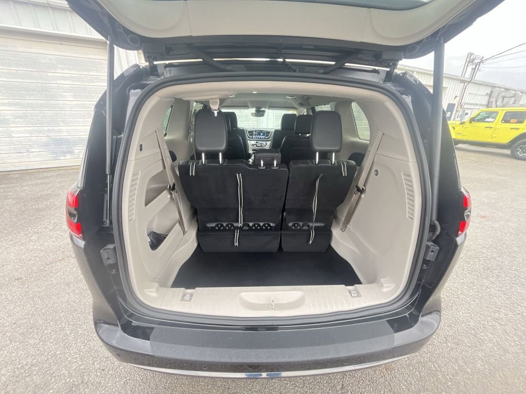 Used 2024 Chrysler Pacifica Touring-L image 15