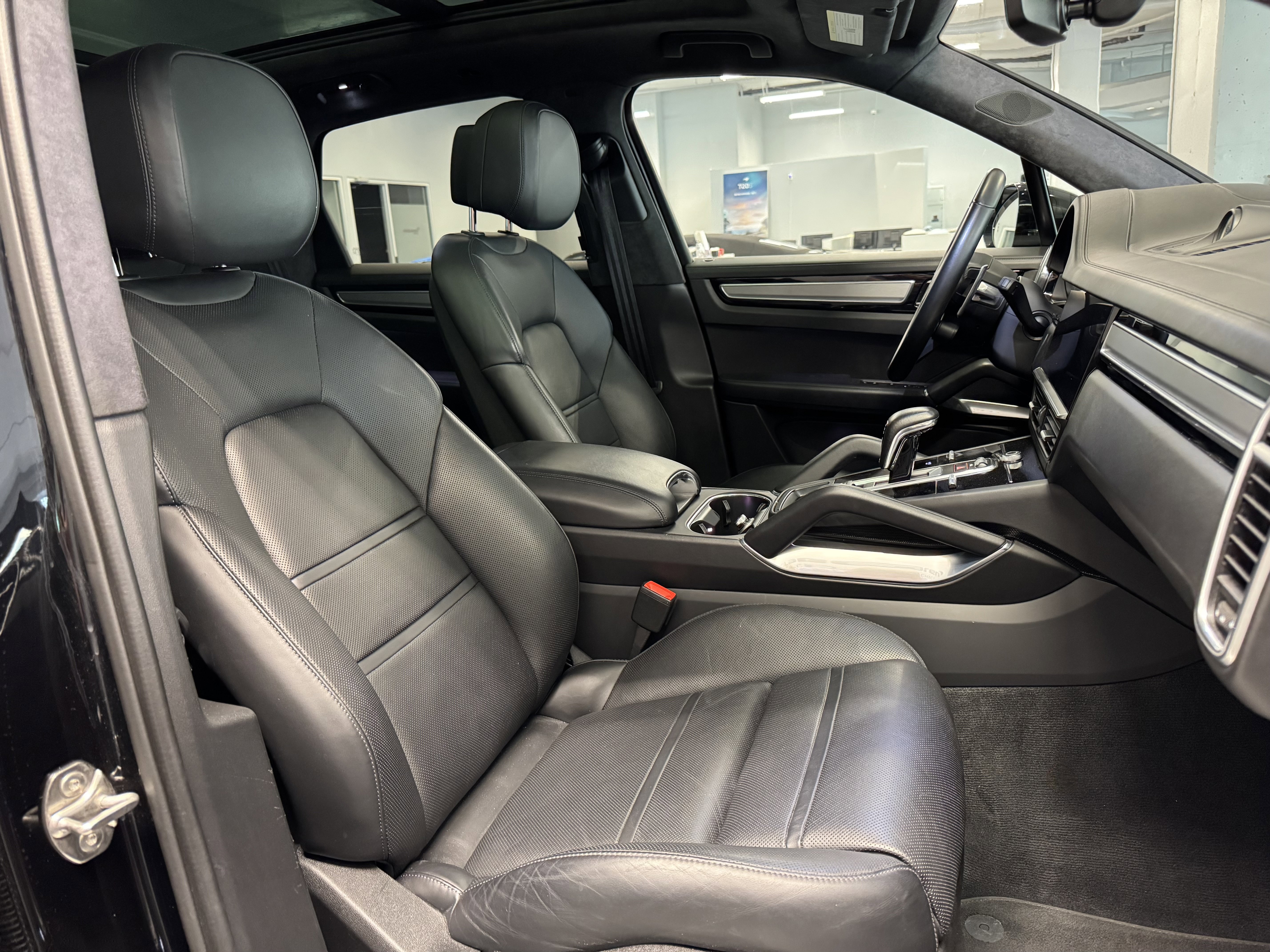 Used 2021 Porsche Cayenne Turbo S image 19