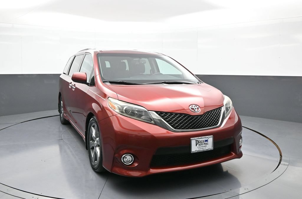 Used 2017 Toyota Sienna SE FWD image 3