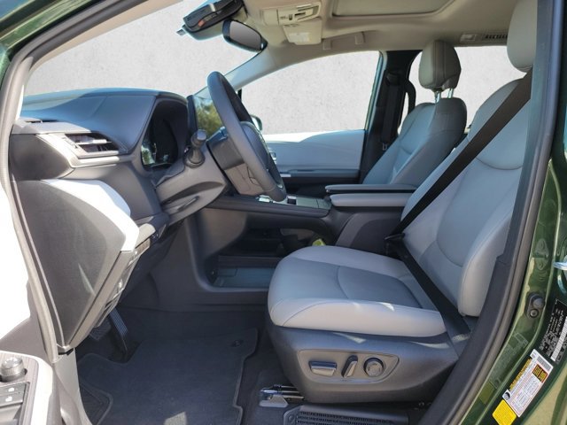Used 2026 Toyota Sienna XLE FWD image 17