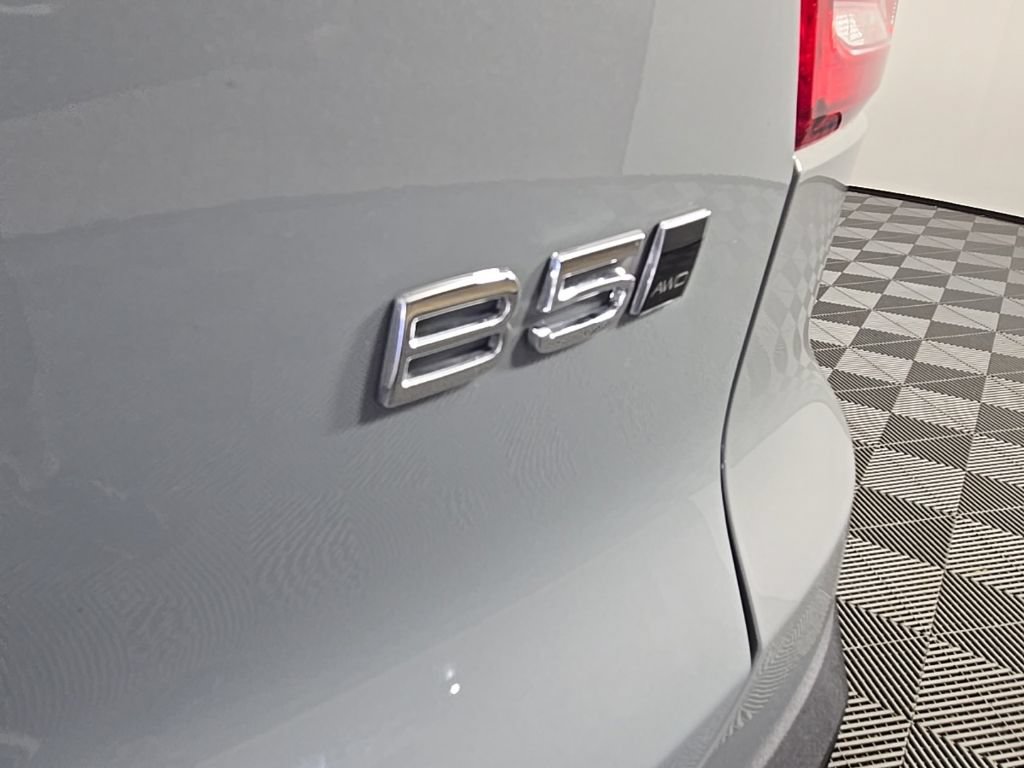 Certified 2025 Volvo XC40 B5 Plus AWD/4WD image 14