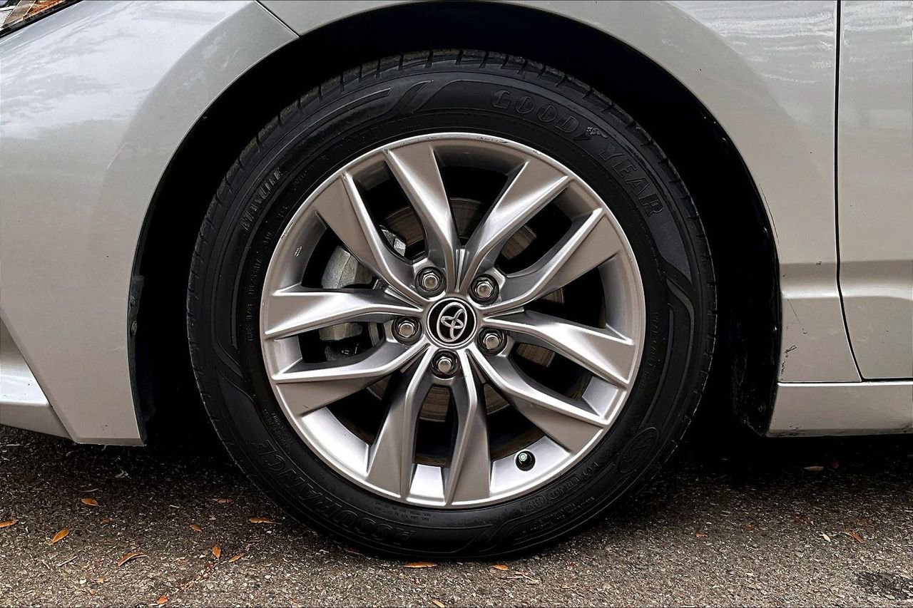 Used 2021 Toyota Avalon XLE w/ Moonroof Package FWD image 33