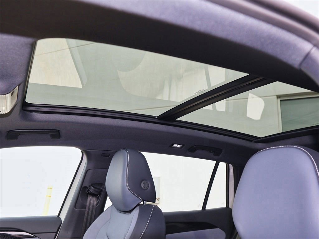New 2026 Volkswagen Tiguan SE R-Line FWD image 13
