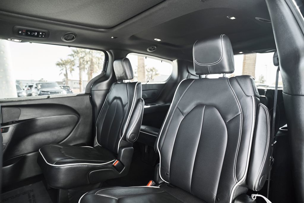 Used 2025 Chrysler Pacifica Limited FWD image 24