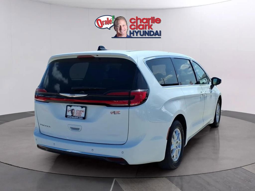 Used 2023 Chrysler Pacifica Touring-L image 5