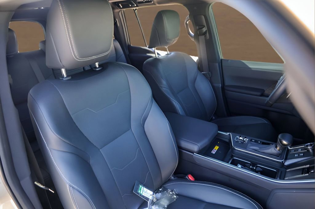 Used 2025 Lexus GX 550 w/ Accessory Package (2T) image 32