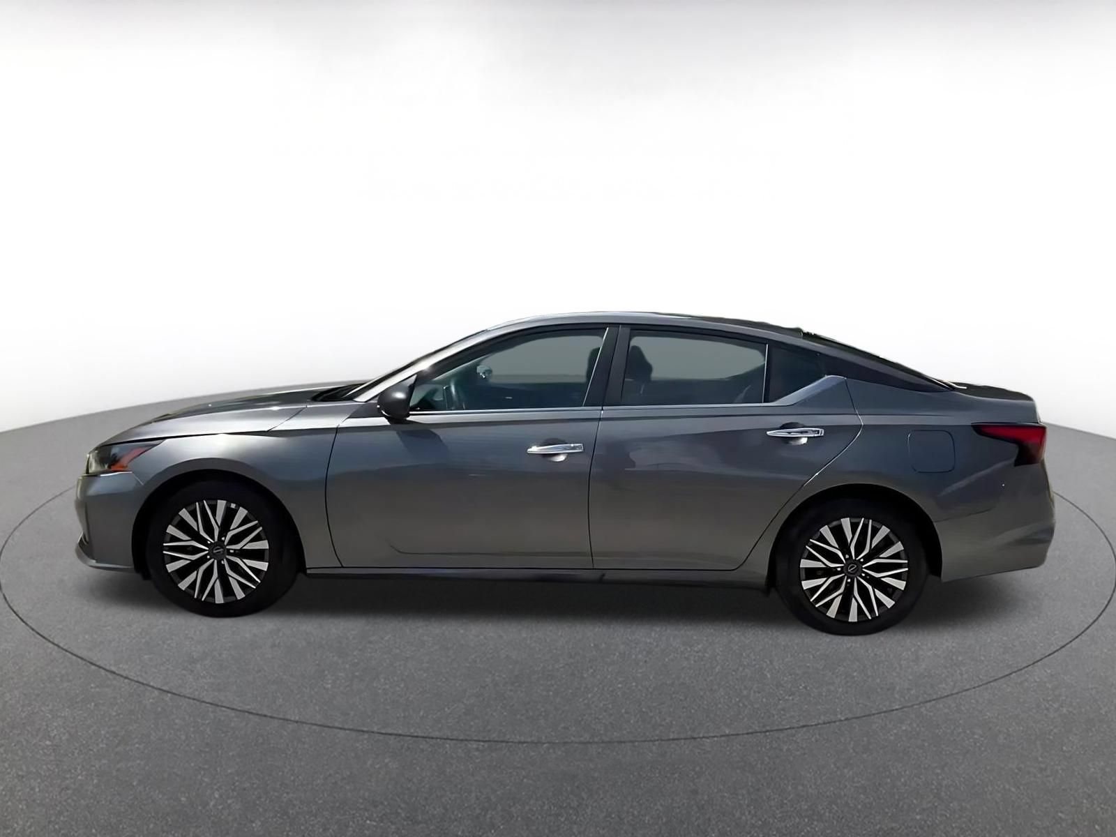 Used 2025 Nissan Altima 2.5 SV FWD image 9