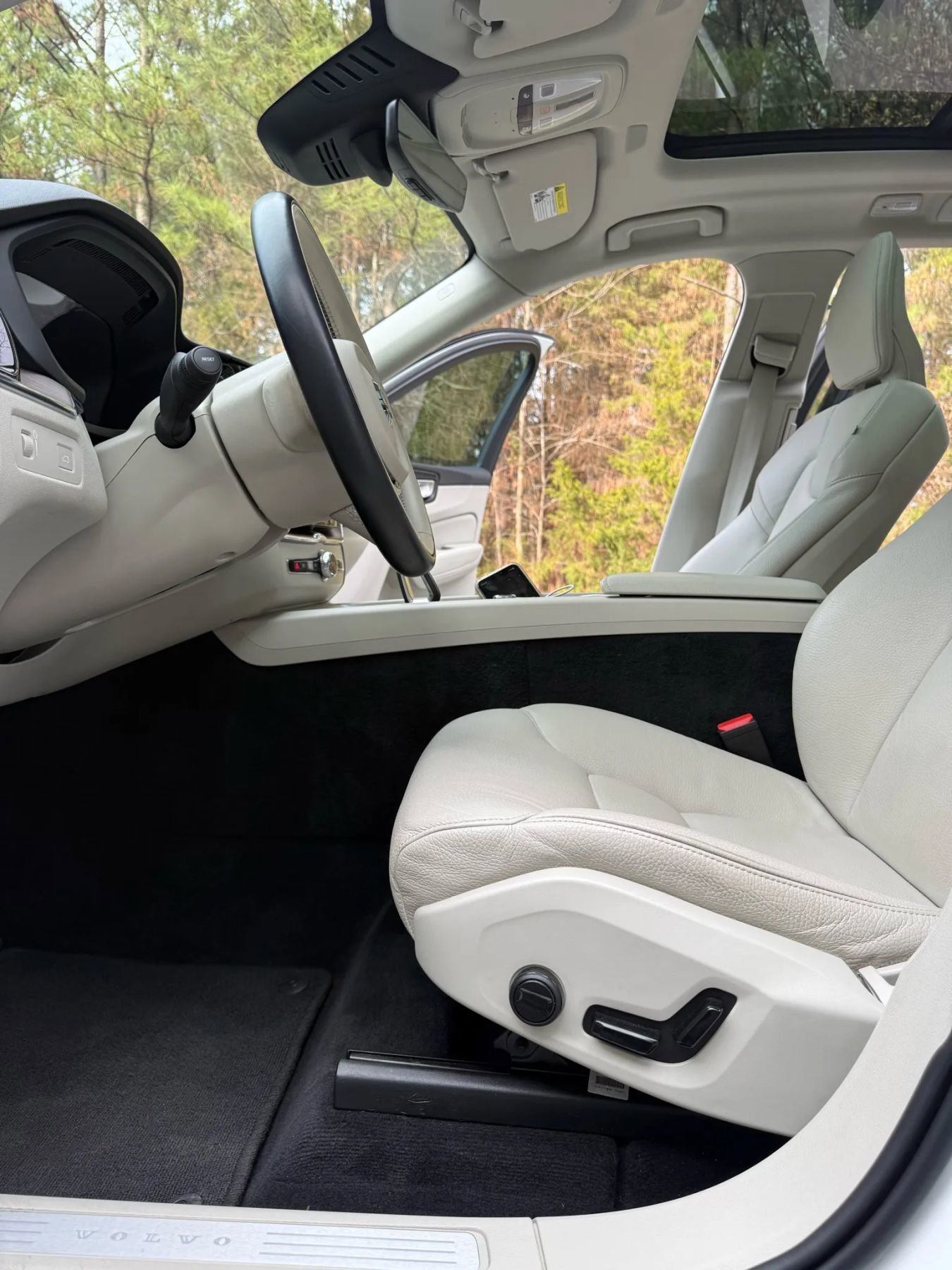 Used 2022 Volvo XC60 B5 Momentum image 10